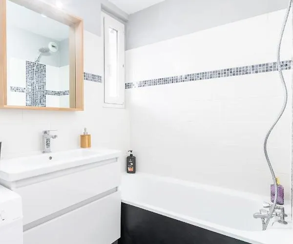 Grand T2 à 8mn De Lille Et Stadium Terrasse Et Parking Privé *